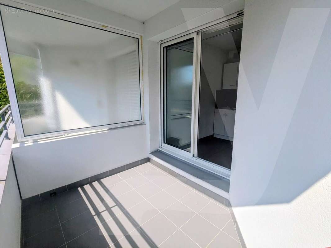 Studio de 19 m² avec balcon exposé sud-ouest, accompagné de deux places de parking, situé Avenue du Parc de Procé. - photo 3