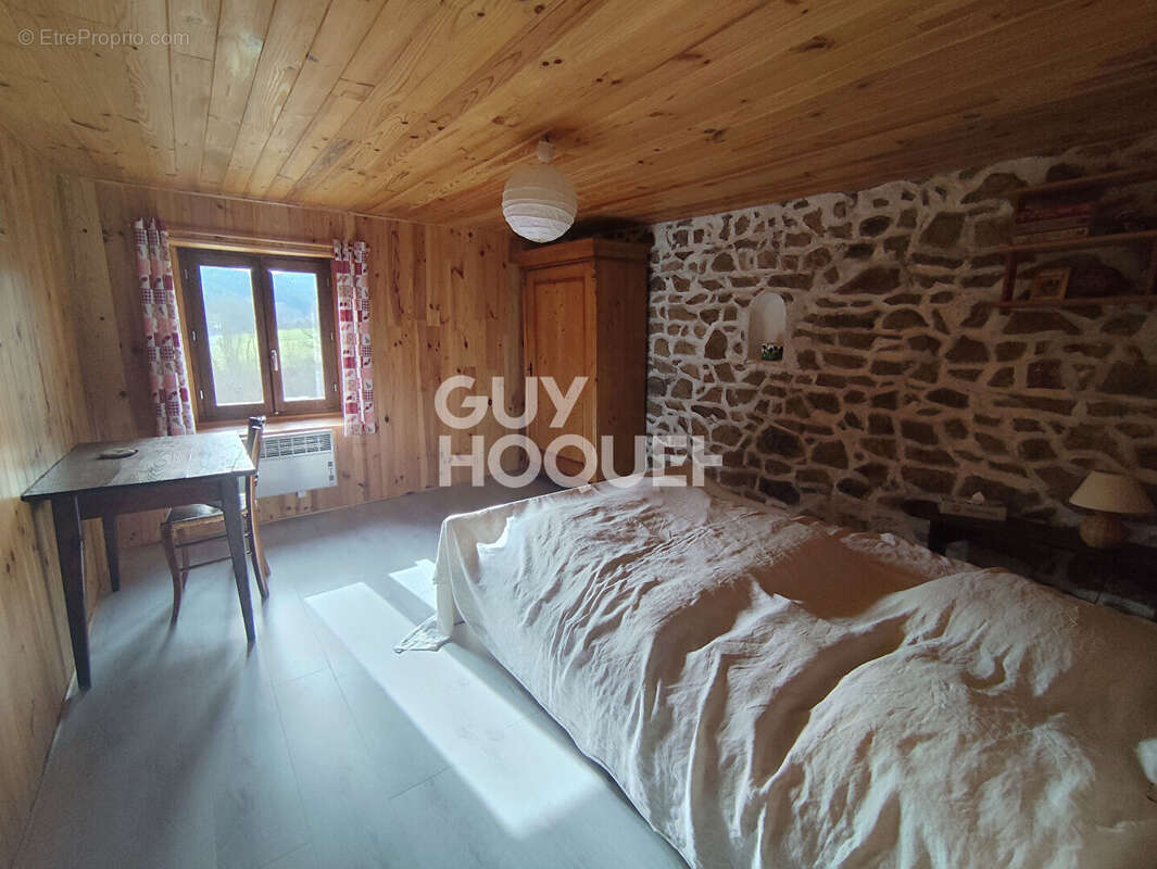 Maison à LA VALLA-SUR-ROCHEFORT