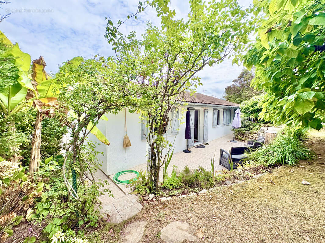 Jolie maison avec jardin 1010m2 au coeur d'un village très recherché - photo 6