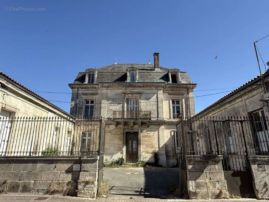 Petite Maison de Ville Rénovée Avec Projet de Rénovation Pour L'Ancienne Sous-Préfecture - photo 3
