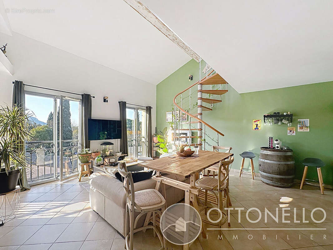Appartement à ROQUEBRUNE-SUR-ARGENS