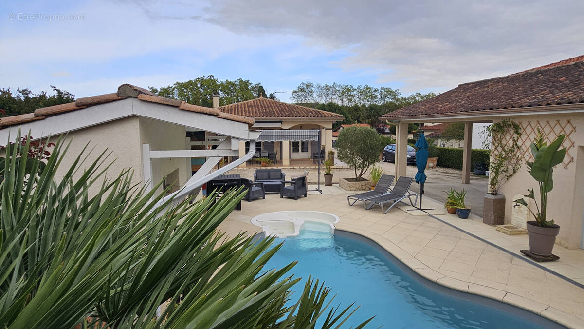 Maison à VIC-FEZENSAC