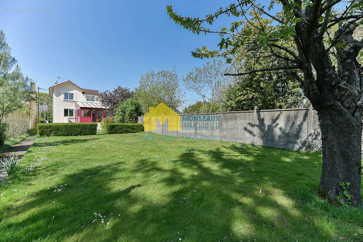 Maison à SAINTE-GENEVIEVE-DES-BOIS