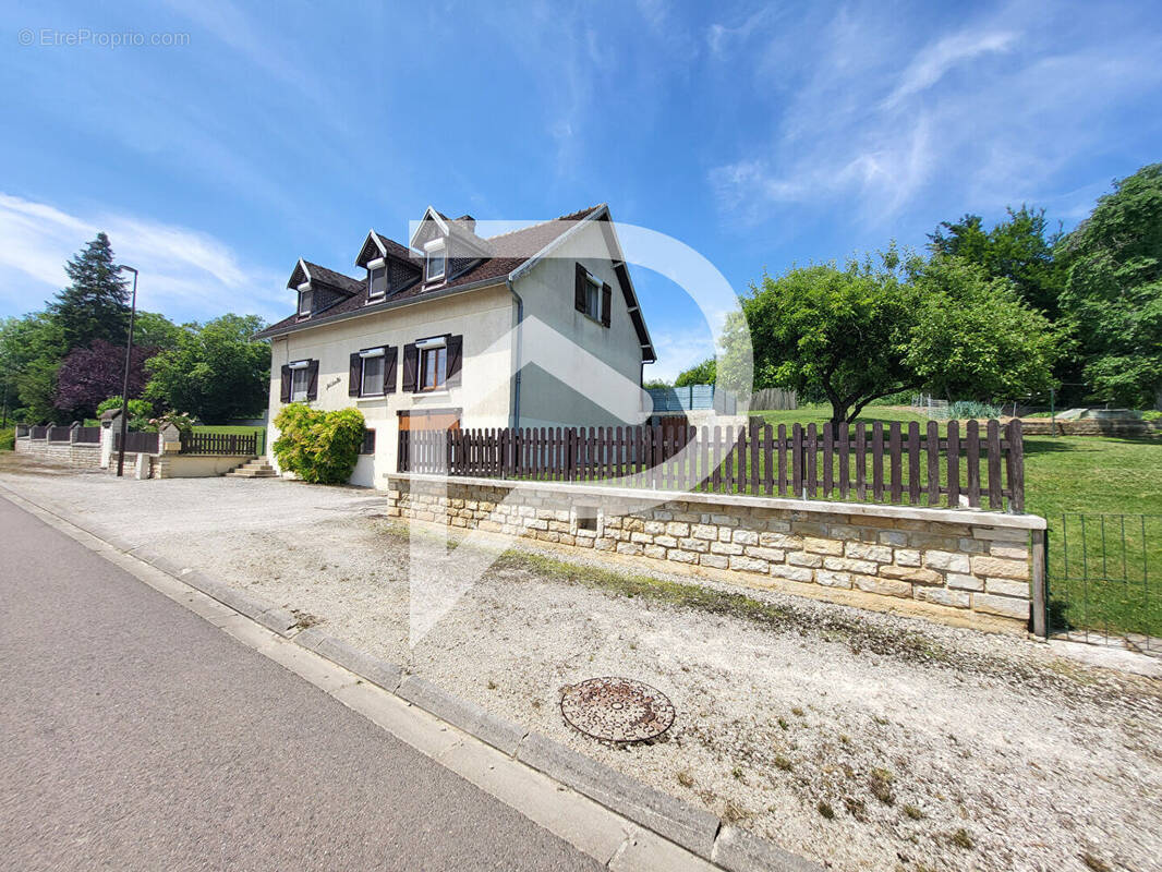 Maison à VITRY-LE-CROISE