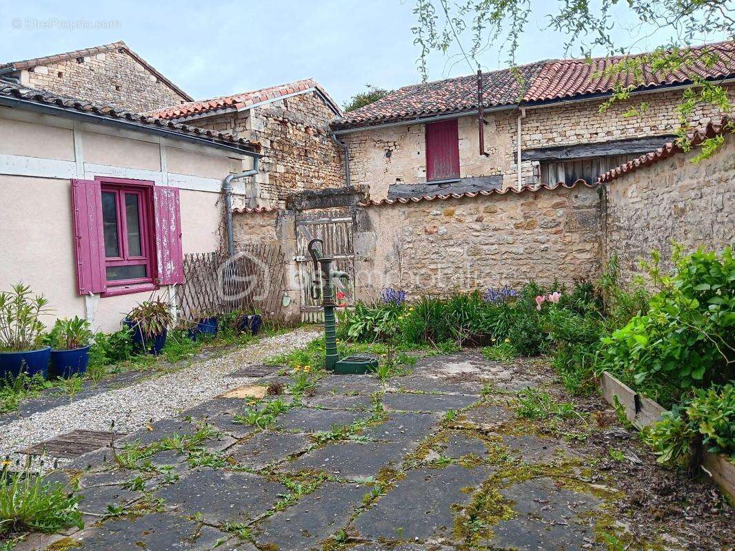 Commerce à SAUZE-VAUSSAIS