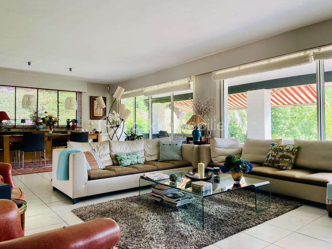 Élégante propriété avec vue sur la Rhune, piscine et vaste terrain de 2 978 m² - photo 4