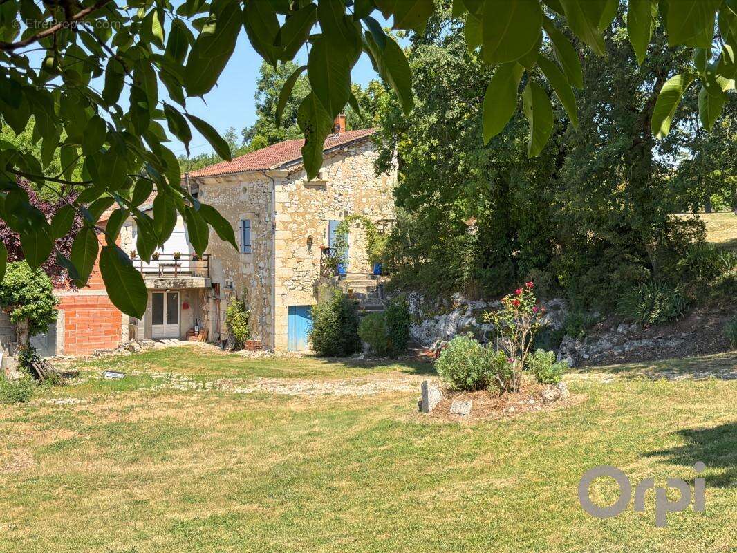 En campagne, non loin du centre ville de LECTOURE, maison ancienne rénovée pour partie avec plus d'un hectare de terre autour - photo 13