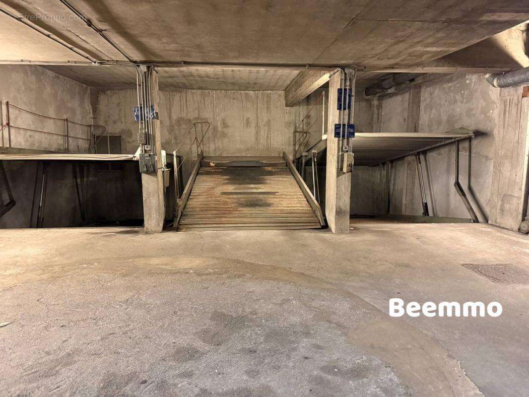 Parking à PARIS-17E