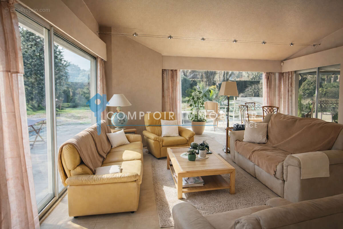 Villa de plain-pied 6 pièces   4 chambres   227 m2   Piscine couverte   Mazamet - photo 2