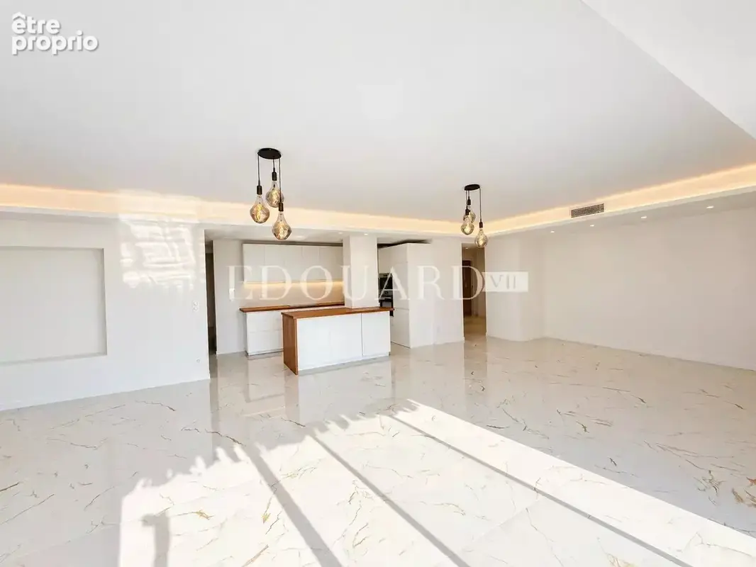 Somptueux quatre pièces à vendre avec belle vue sur la ville et la mer, en plein centre de Roquebrune Cap Martin - photo 9
