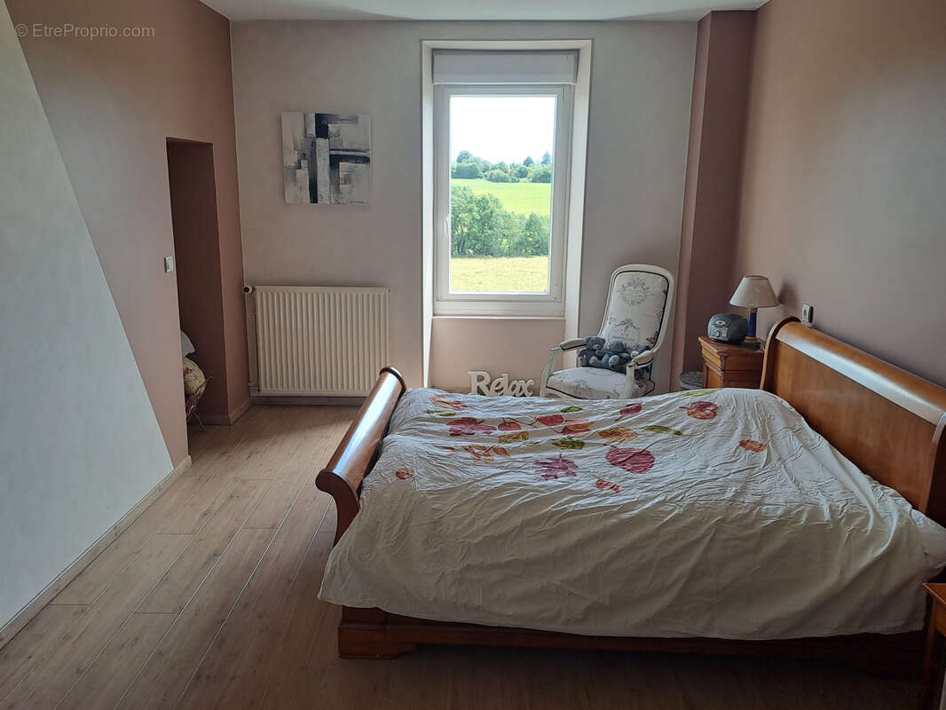 Maison à BECON-LES-GRANITS