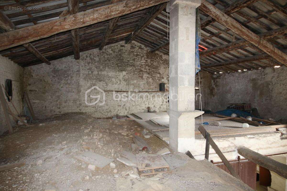 MILHAUD – Maison de village avec travaux et très fort potentiel - photo 23