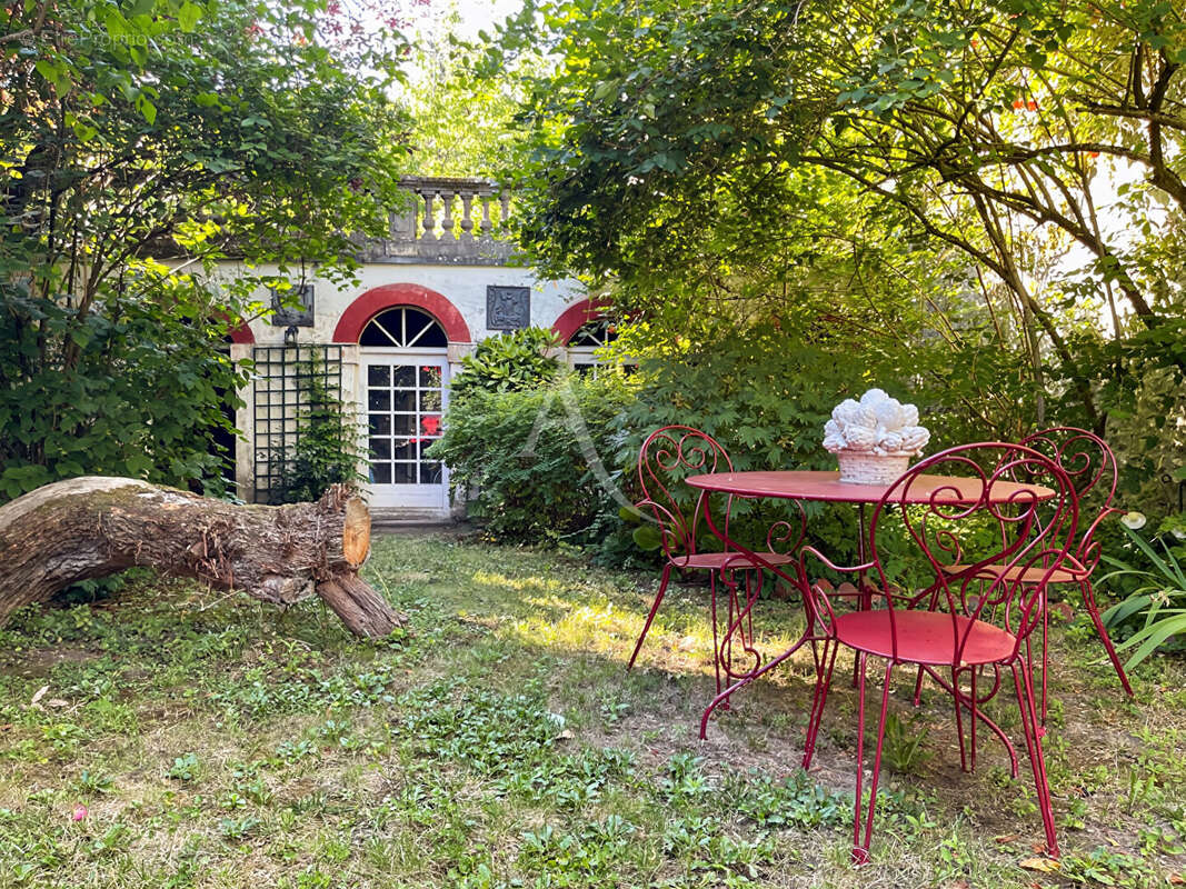 Maison de caractère avec dépendances dans le centre-ville - photo 8