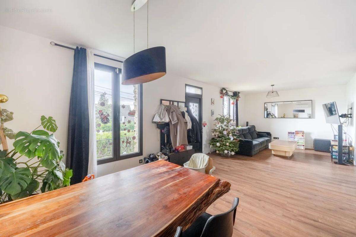 Maison à CHANTELOUP-LES-VIGNES