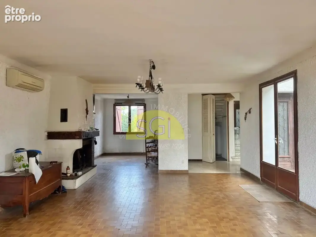 Maison sur 1628 m2 de terrain avec 2 garages et avec piscine . - photo 5