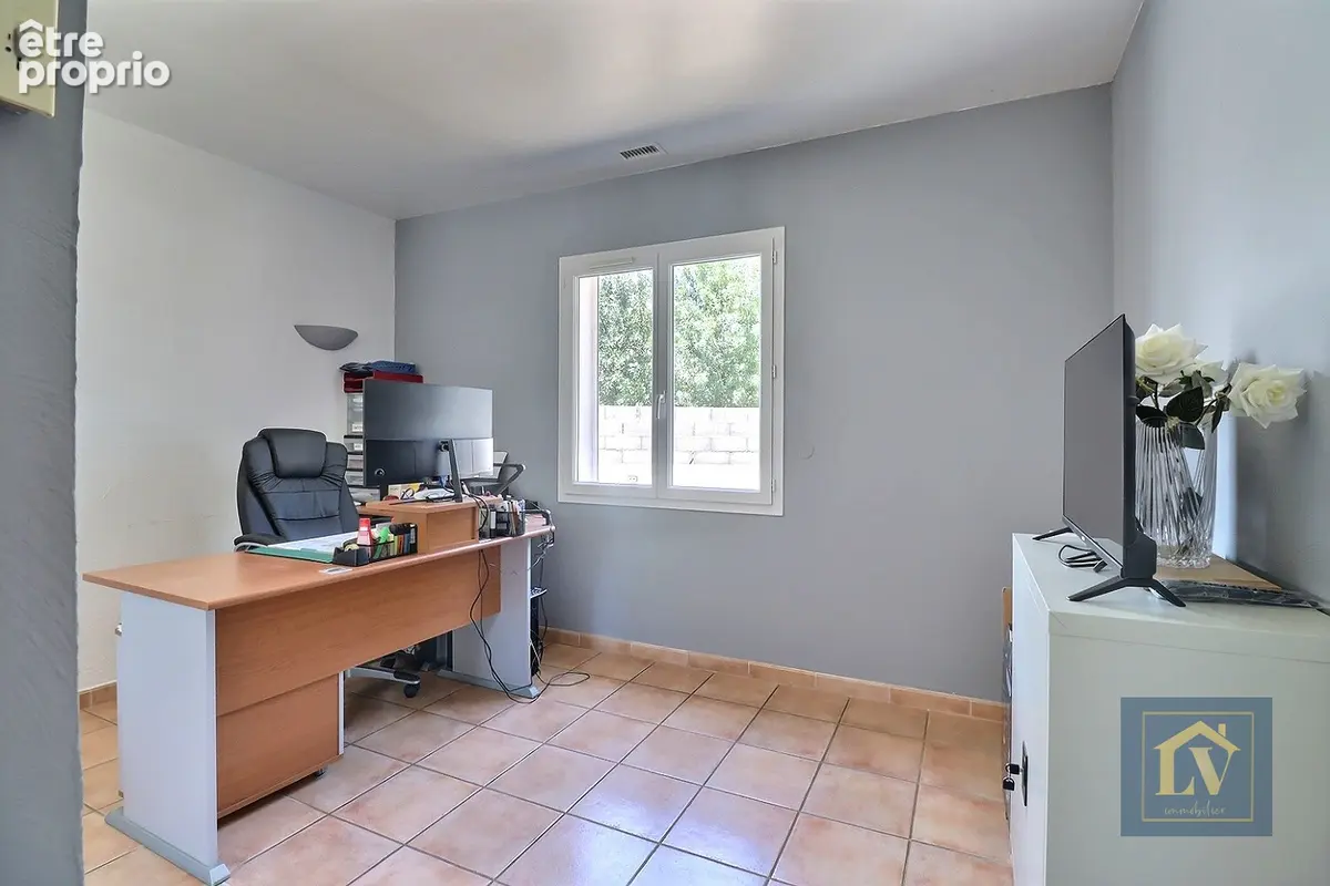 A vendre villa provençale avec garage et dépendance, grand jardin et piscine - photo 14