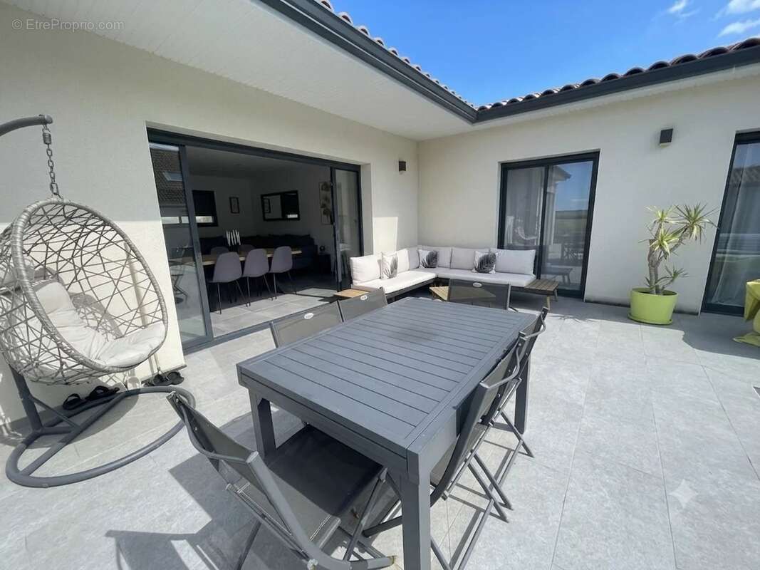 Maison à PINS-JUSTARET