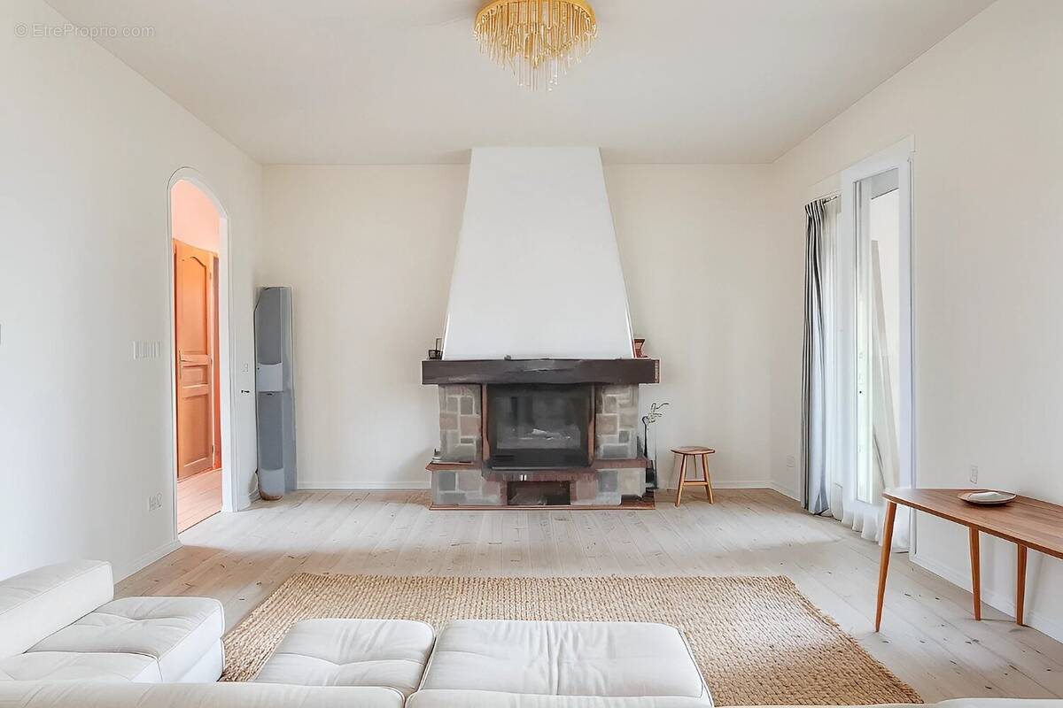 Maison à MONTROND-LES-BAINS