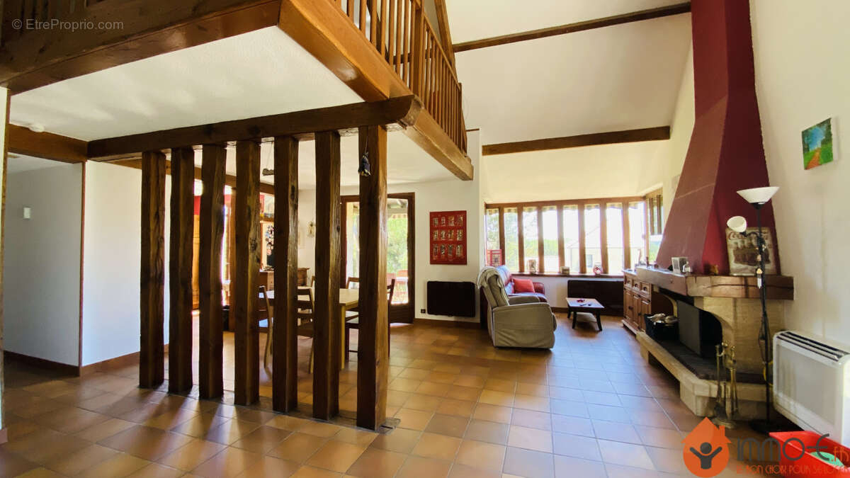 Maison à CONDE-SAINTE-LIBIAIRE