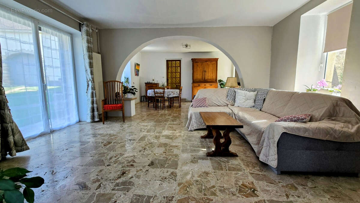 Maison à ESSERTENNE-ET-CECEY