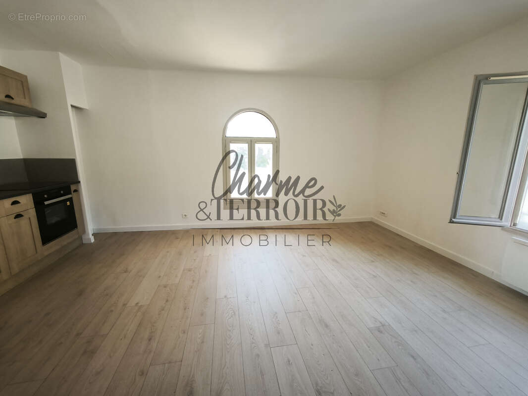 UZES Appartement dans résidence sécurisée avec piscine - photo 6