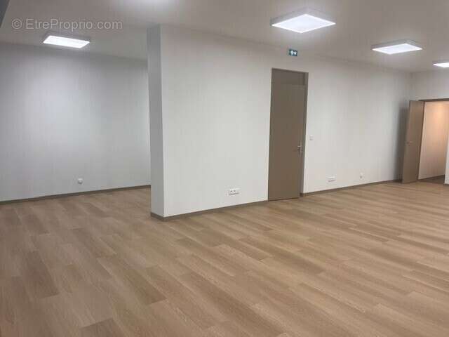 Rez-de-chaussée commercial de 70m² - photo 9