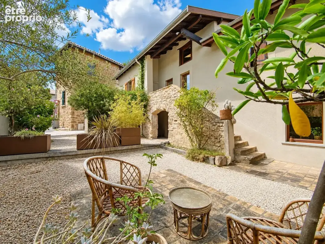 Maison à SAINT-GENIS-LES-OLLIERES