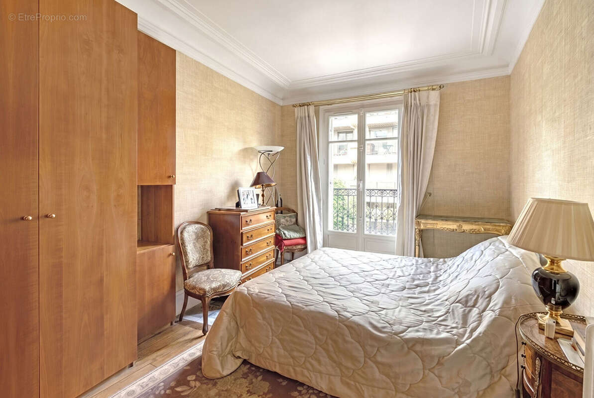 Emplacement prestigieux - haussmannien - etage eleve - balcon - photo 6