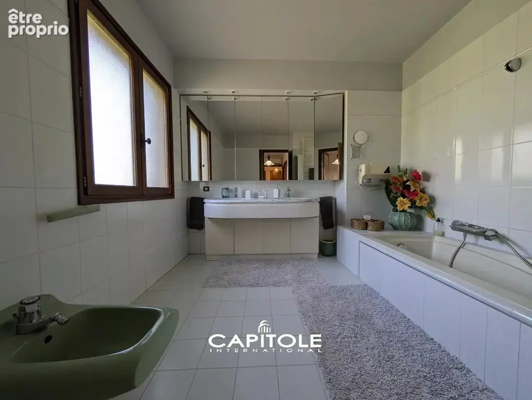 La Gaude - Charmante villa 5 pièces de 154 m² édifiée sur un terrain d'env. 2 133 m² avec piscine, vue sur les collines environn - photo 16