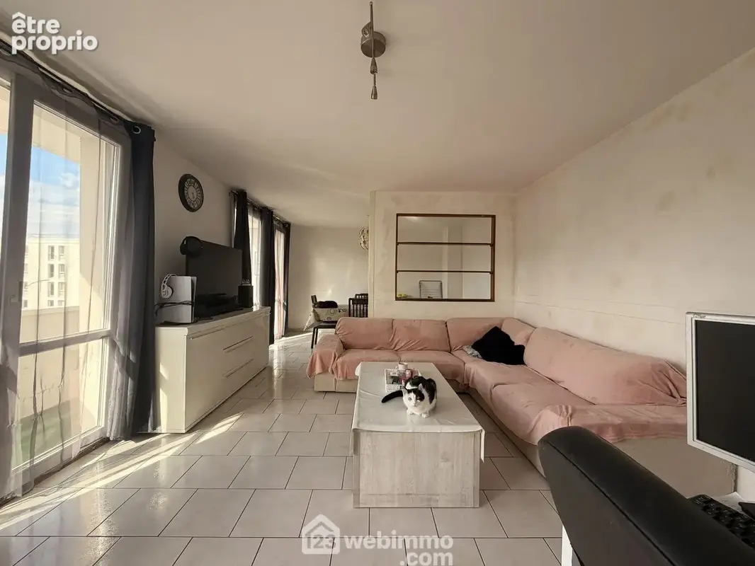 Vous disposez d'une belle pièce de vie de 32 m² comprenant ... - Appartement à LAON
