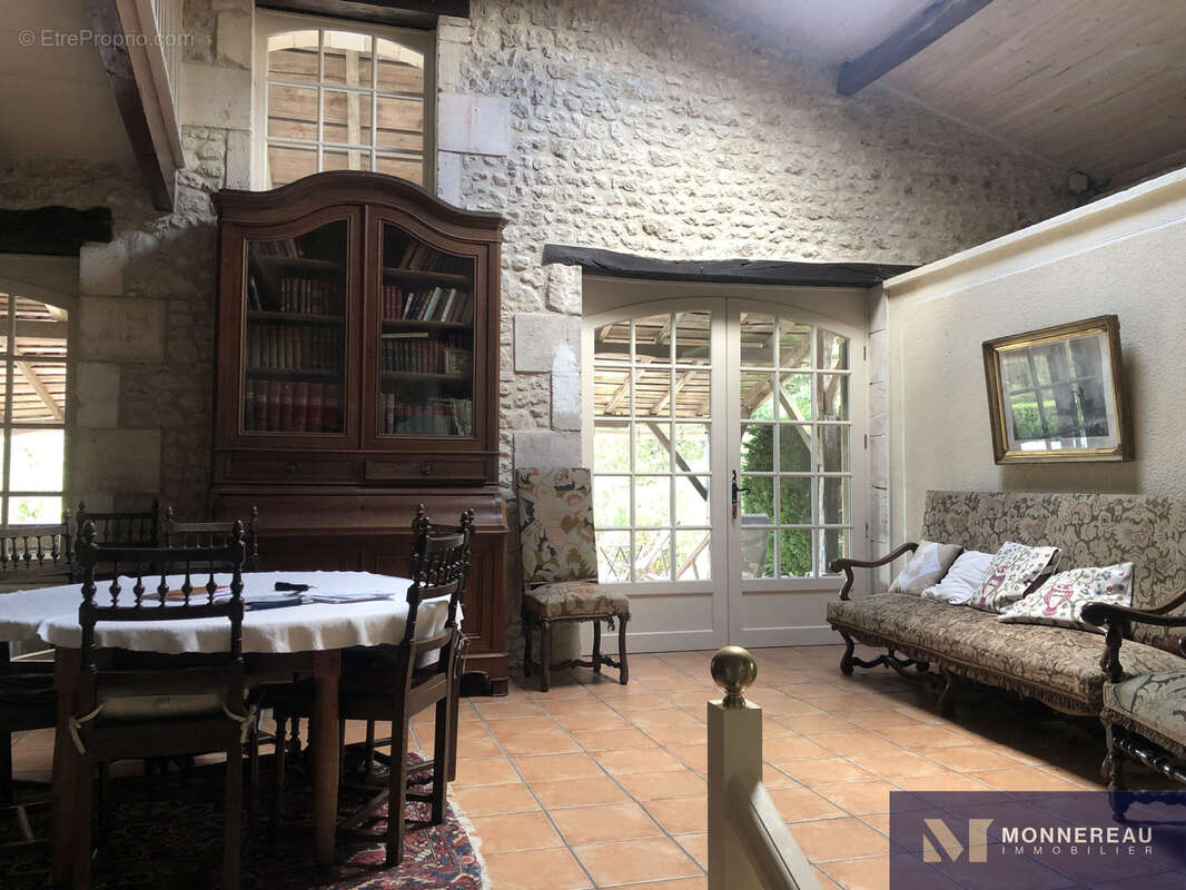 Maison à BARBEZIEUX-SAINT-HILAIRE
