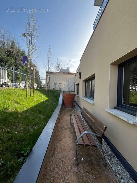 Local professionnel 130m2 centre ville jassans + 2 parkings en ss - photo 4