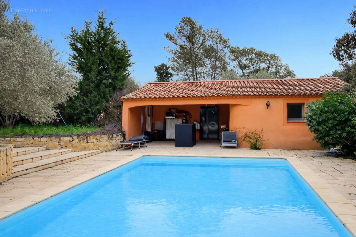 Pourrières : Maison T5 de Plain-Pied avec Piscine et Grand Jardin au Calme - photo 18