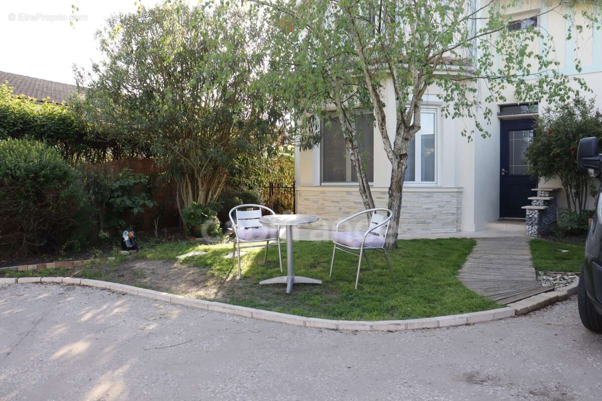 Maison de 116 m² - 4 chambres - proche services à pieds - garage -piscine - photo 8