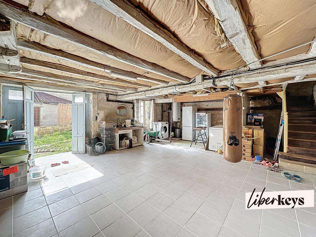 Maison à MONTMOREAU-SAINT-CYBARD