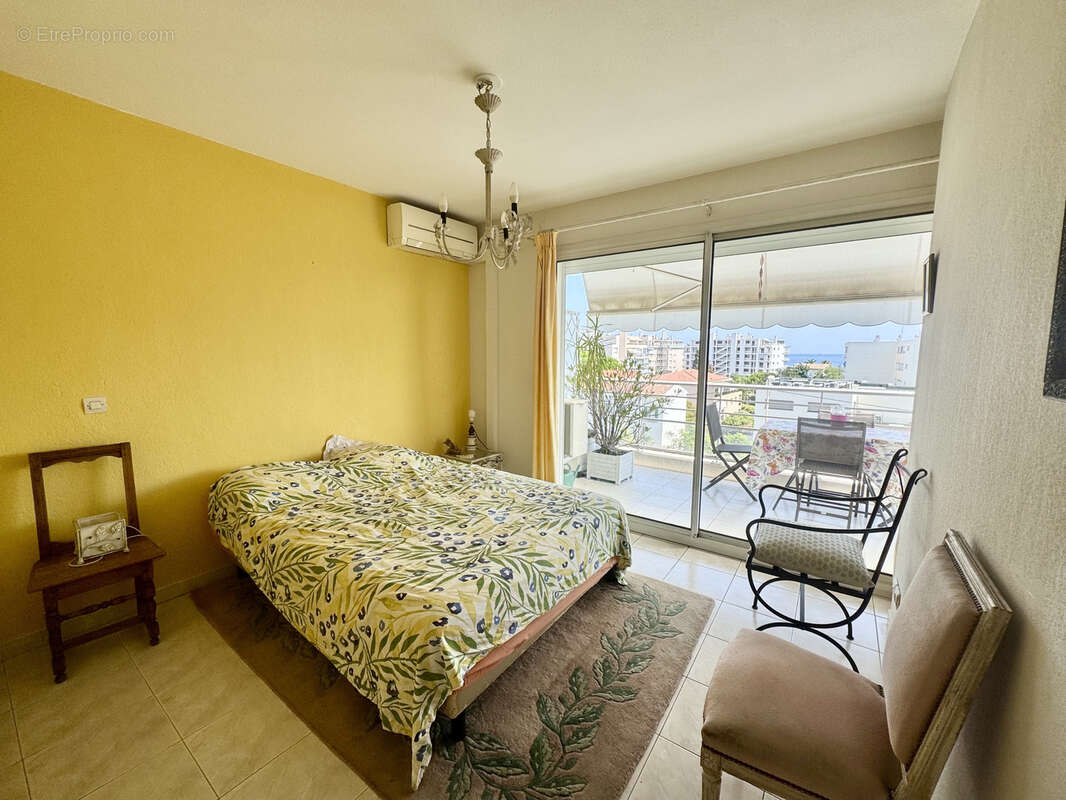 Golfe Juan à 300 m de la plage, vaste trois pièces de 79 m2 avec 52 m2 de terrasses - photo 7