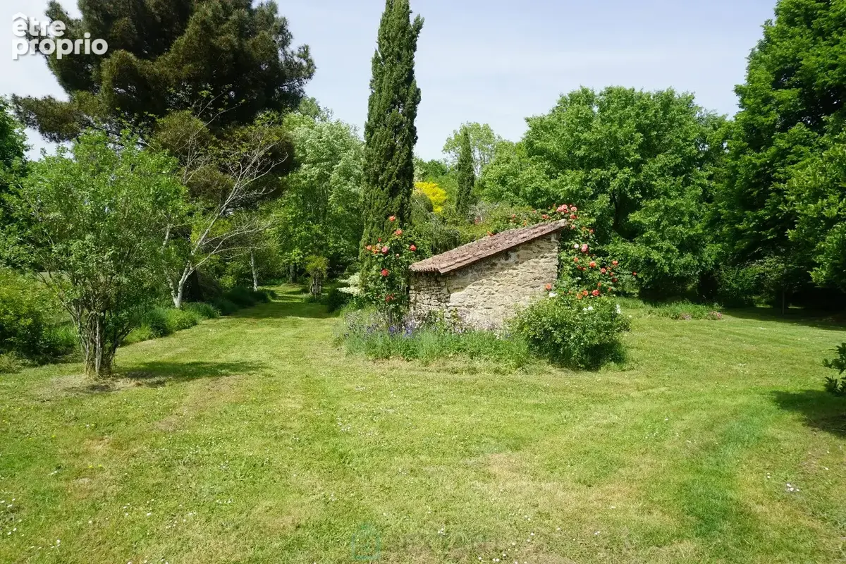 Domaine de 36 hectares avec sa charmante gentilhommière du XVIIe siècle, nichée au coeur du parc naturel du Périgord vert. - photo 9