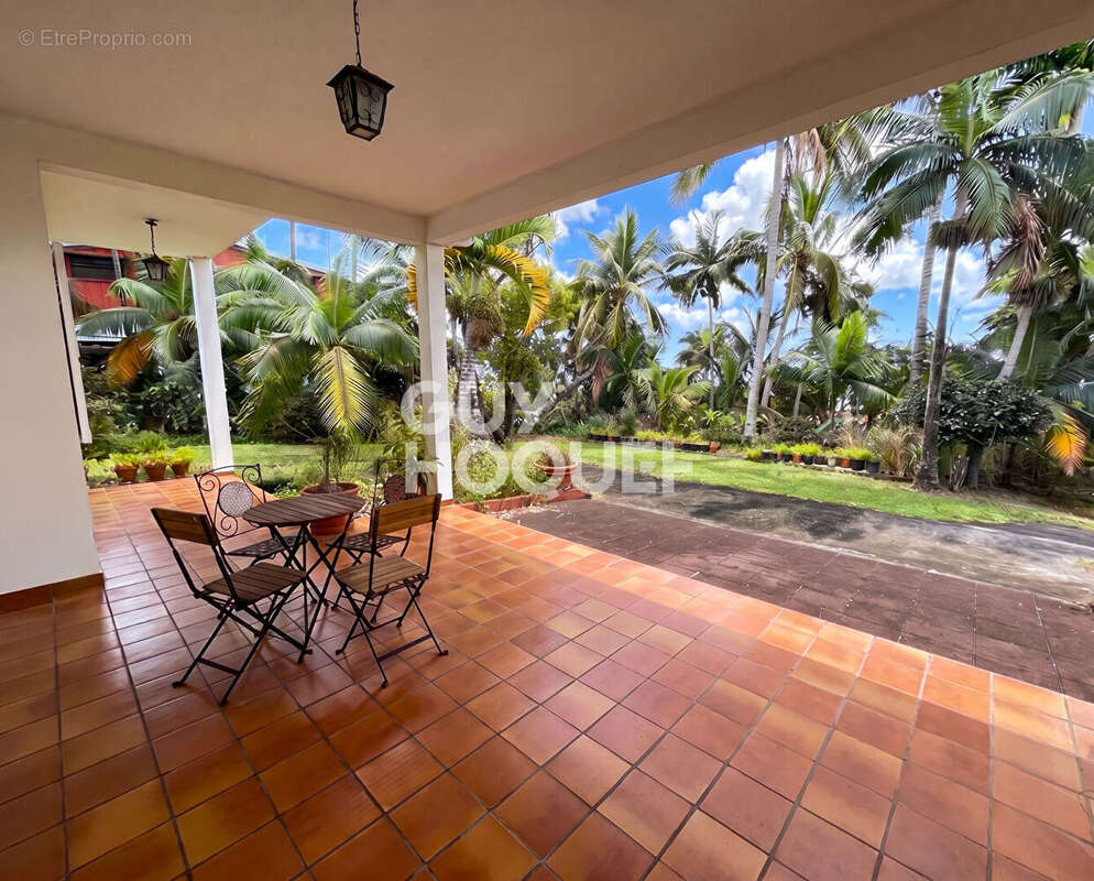 VILLA T6 de 238m² sur terrain de 2896 m² - BDN STE CLOTILDE - photo 11