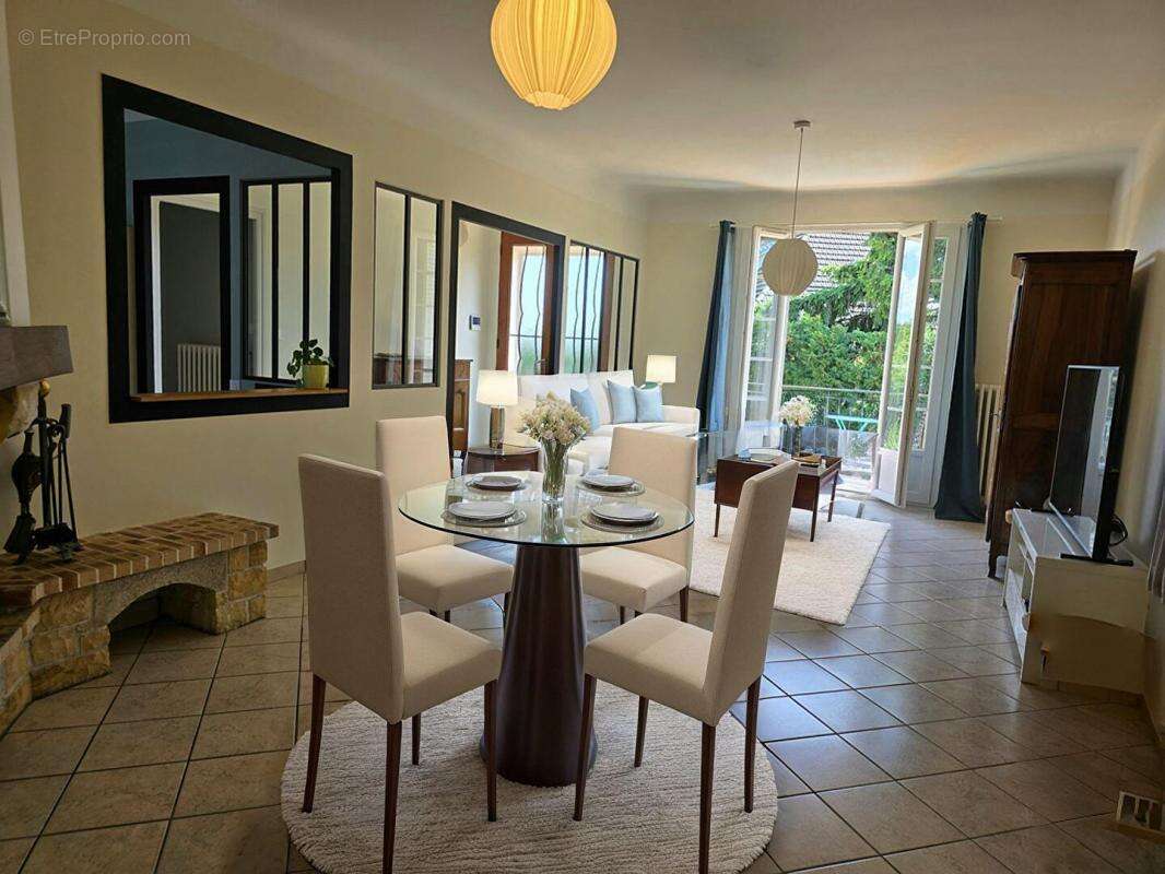 Maison à CREUZIER-LE-VIEUX