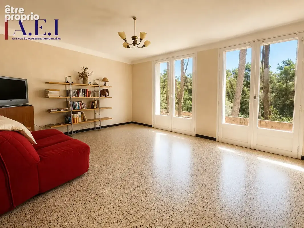 Six Fours les plages - Maison de 174 m2 habitables sur une parcelle de 5 744 m2 - photo 14