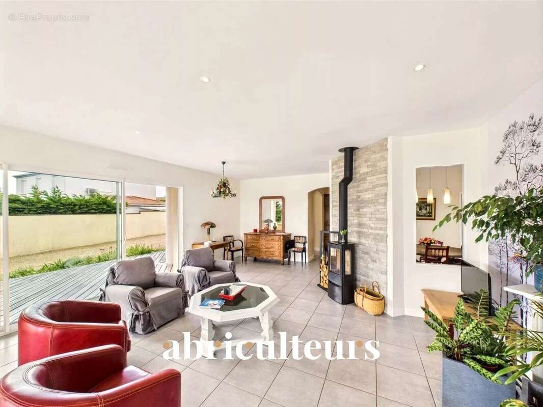 Maison à MORTAGNE-SUR-GIRONDE