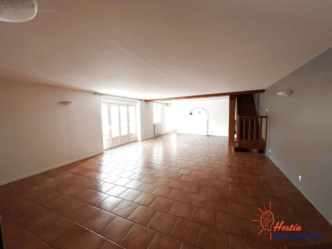 Maison à MONTBRE