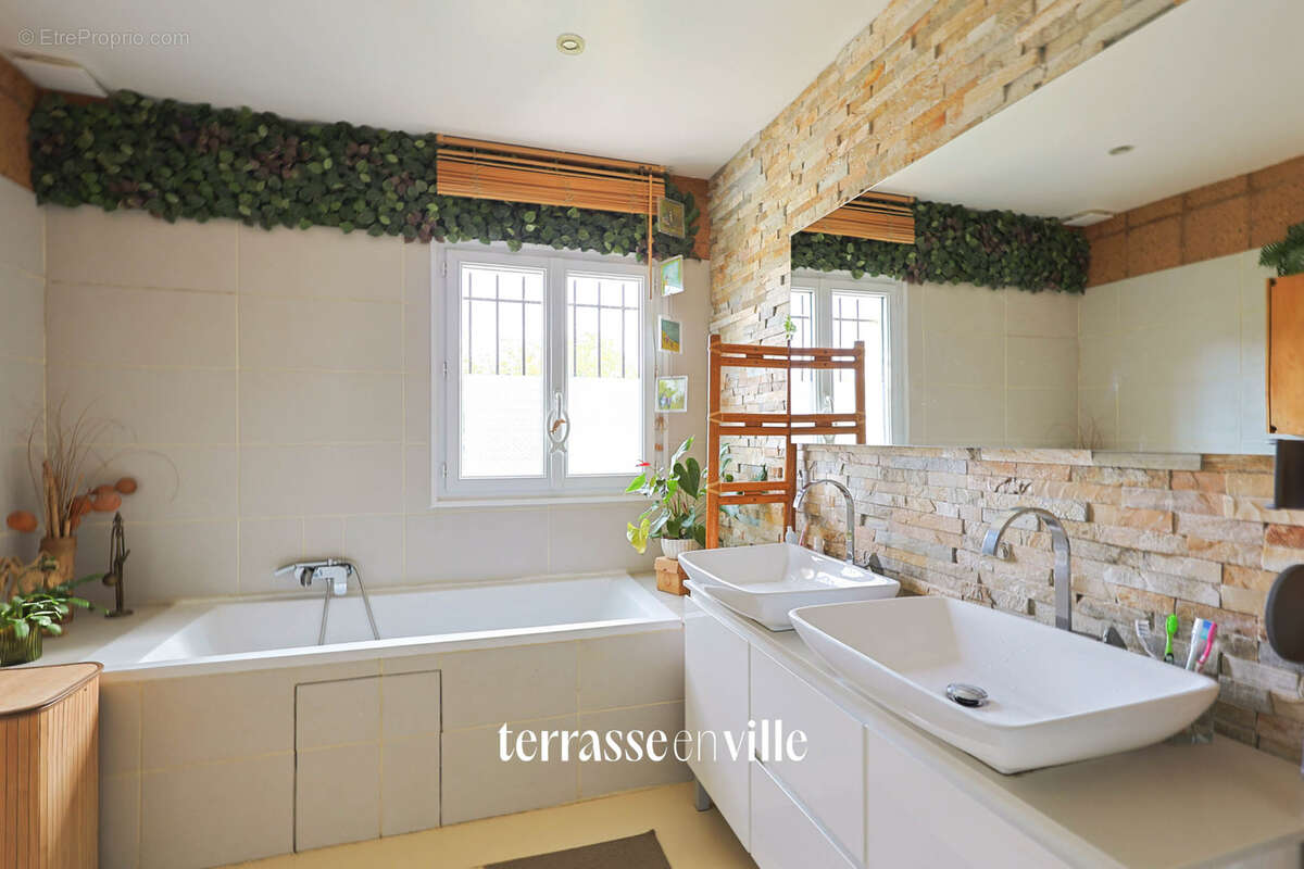 Maison à SIMIANE-COLLONGUE