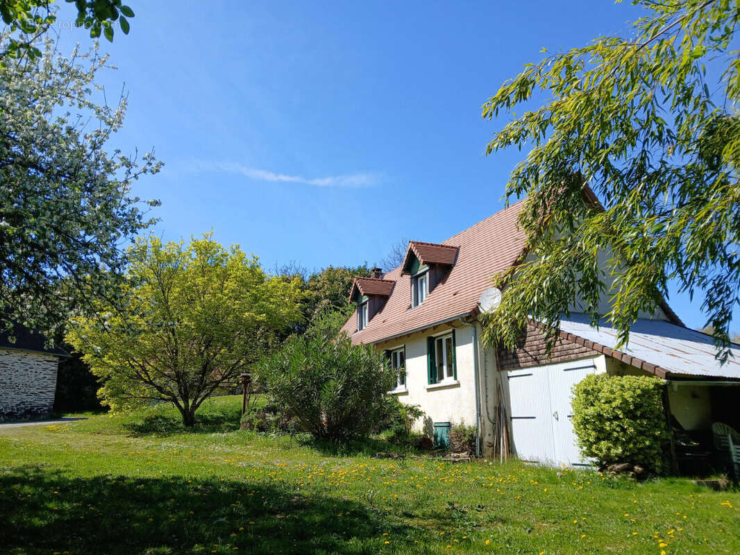 20250411_151945 - Maison à SAINT-PRIEST-LES-FOUGERES