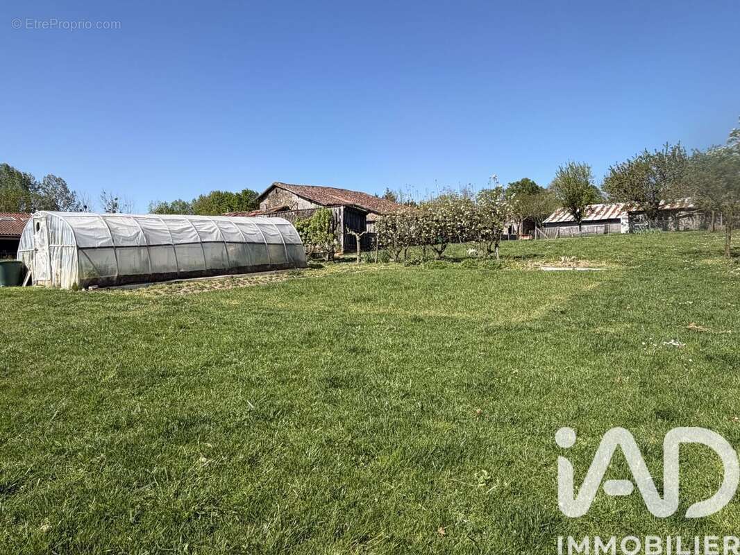 Maison 137 m² à Saint-Hilaire-De-Voust  - photo 2