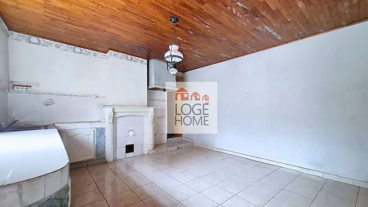 Cuisine - accès salle de bain - Maison à DOURGES