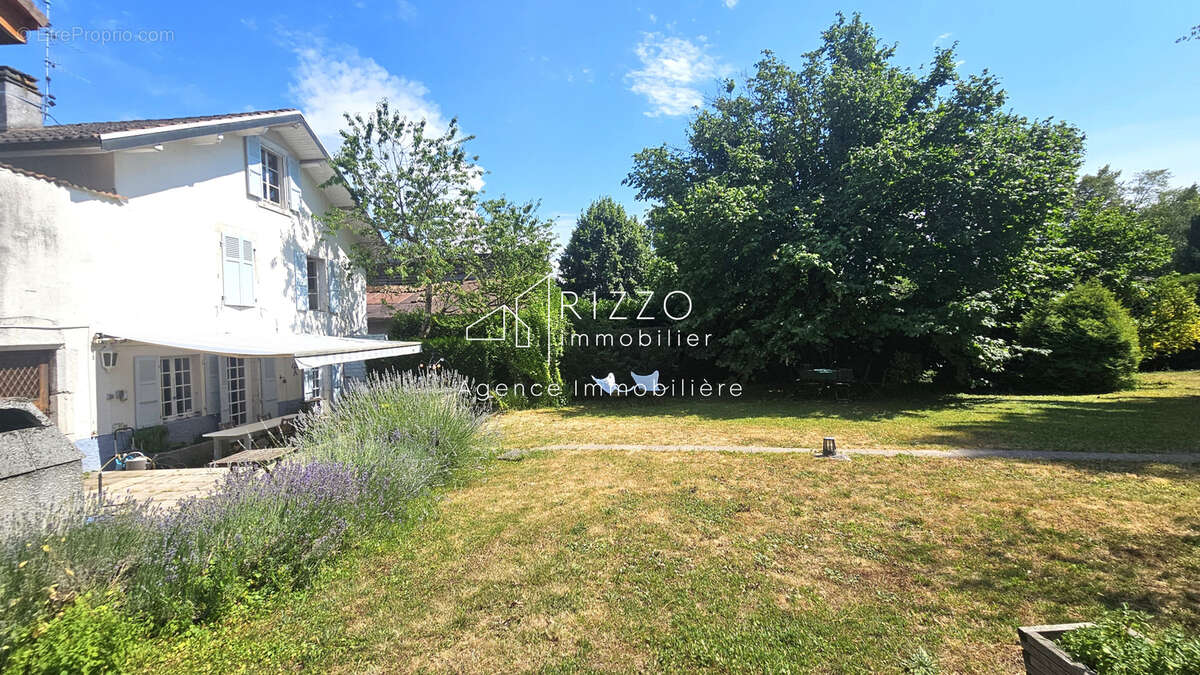 Centre Ferney, maison de 200m2 + dépendance de 41m2 sur terrain de 1590m2 - photo 21