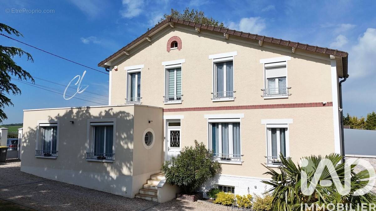 Photo 1 - Maison à VILLENEUVE-LA-GUYARD