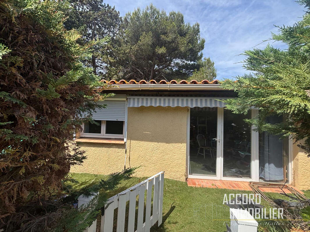 Villa de type f4 avec dependances sur un terrain de 2450m2 - photo 9