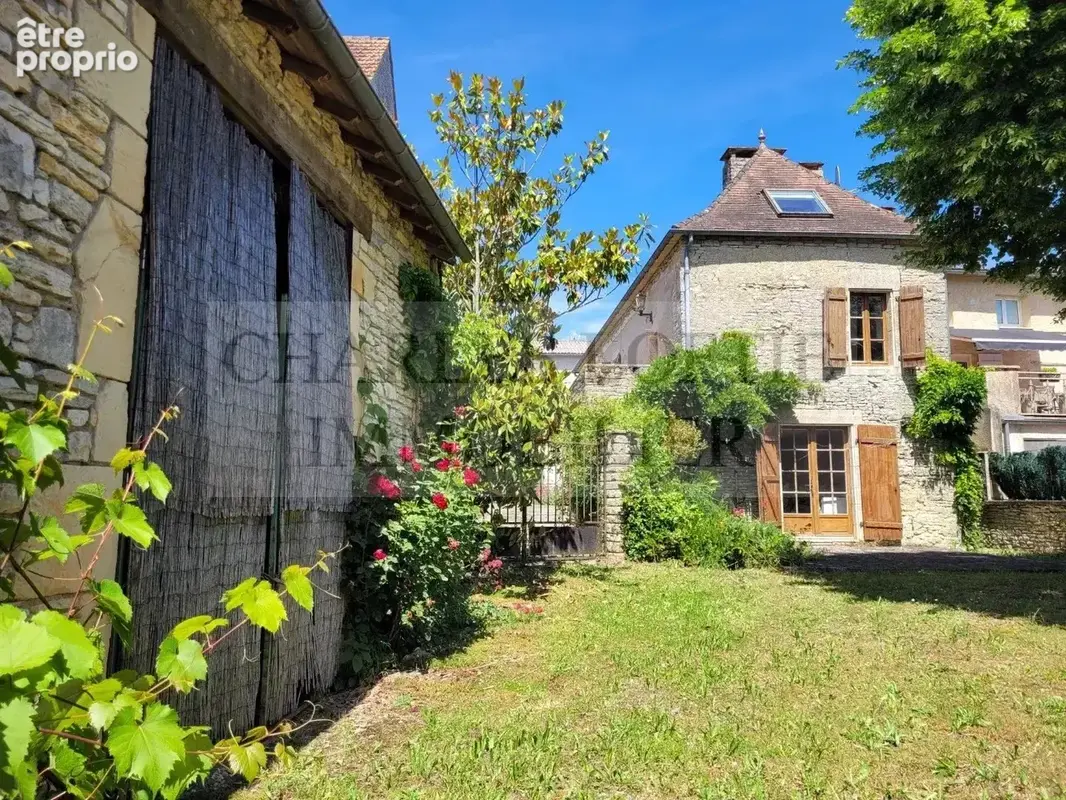 Maison de village spacieuse en pierre, grange et piscine dans jardin clos. - photo 2